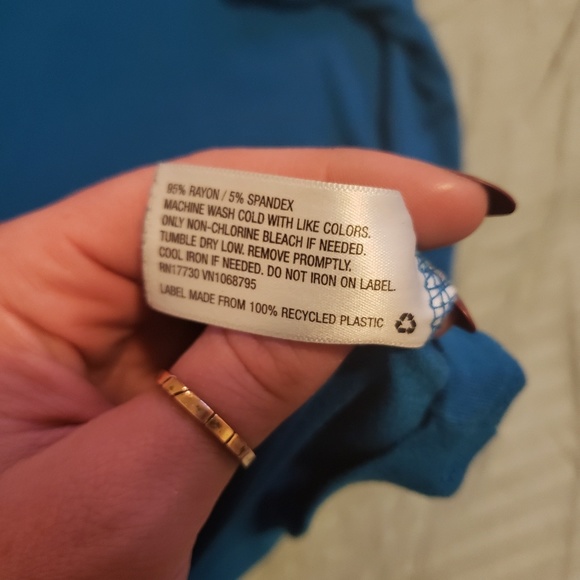 V Neck tee Size XL - Picture 3 of 3